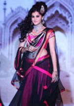 Taapsee Pannu sashays down the ramp as Queen Bhagmati in Designer Moni Agarwal_s Satlada creation on 5th August 2013.jpg